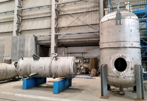 A picture showing two types of U Stamped pressure vessels. One vessel is horizontal and one is vertical